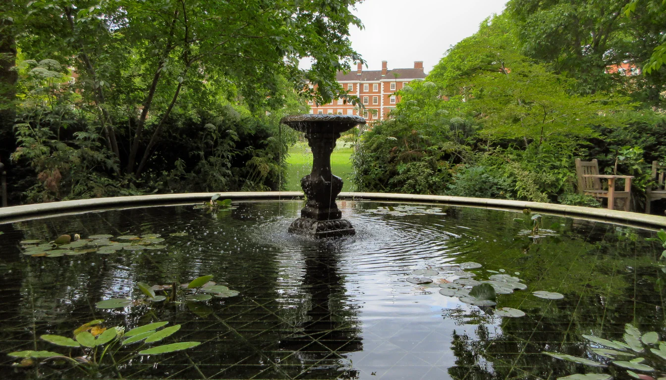גינה מוסדית נסתרת בלונדון - Inner Temple Garden עם מזרקה ובריכה, מסוג הגינות שנפתחות ב- London Open Gardens