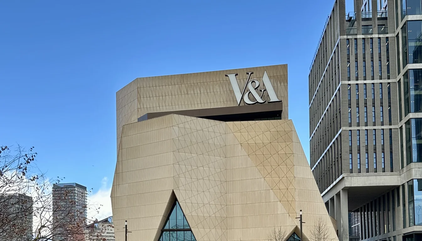 V&A East Museum - חזית הבניין החדש של O'Donnell + Tuomey ב- Stratford Waterfront בפארק האולימפי, לונדון