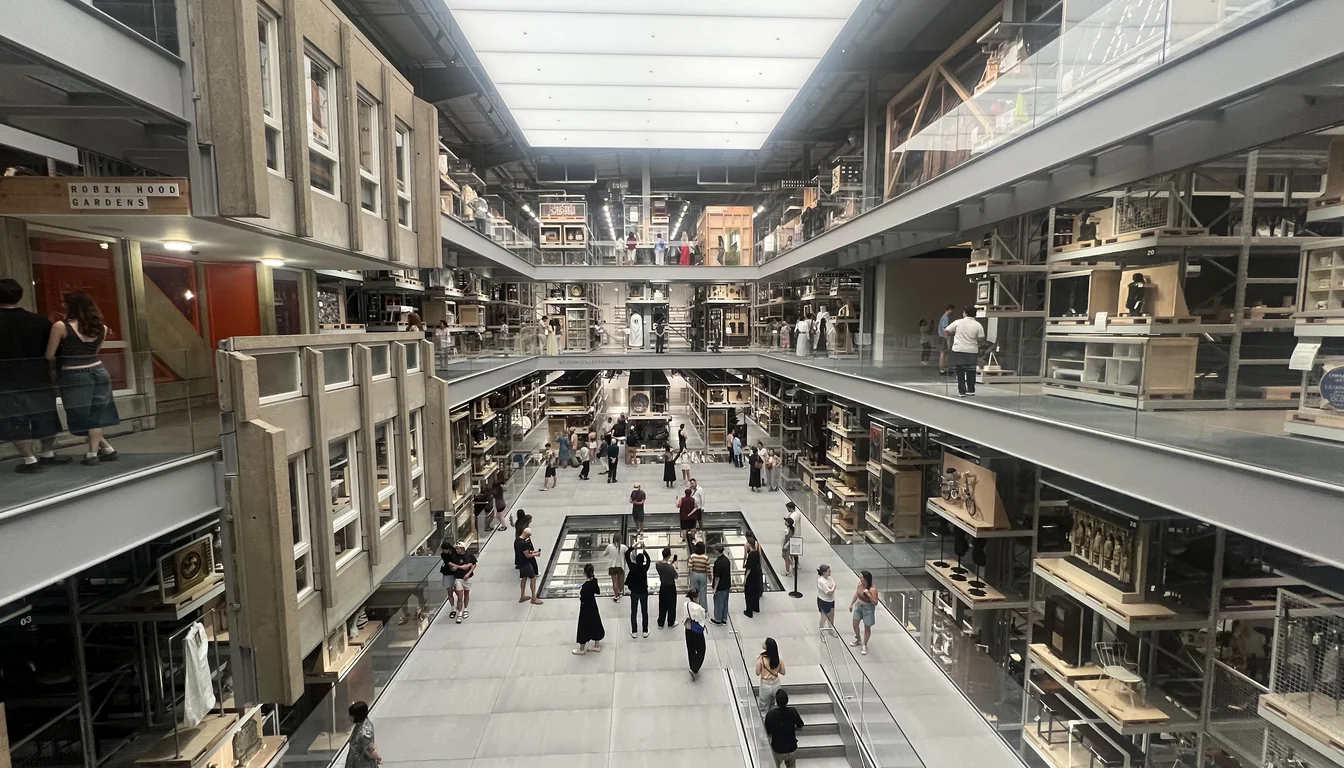 V&A East - איך אוסף גדול נראה כשרואים אותו מאחורי הקלעים